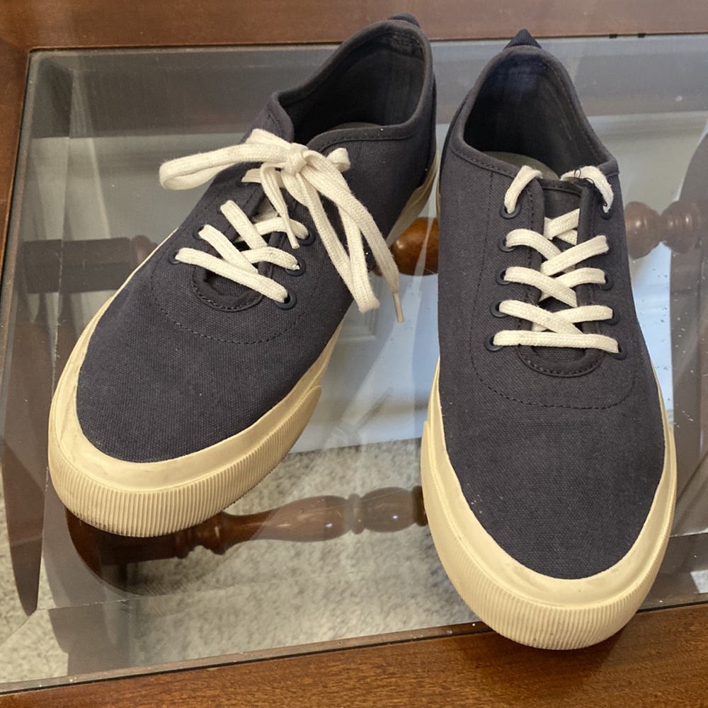 ❤️❤️unisex Everlane navy blue lace up sneakers. 9.5 or 7.5.